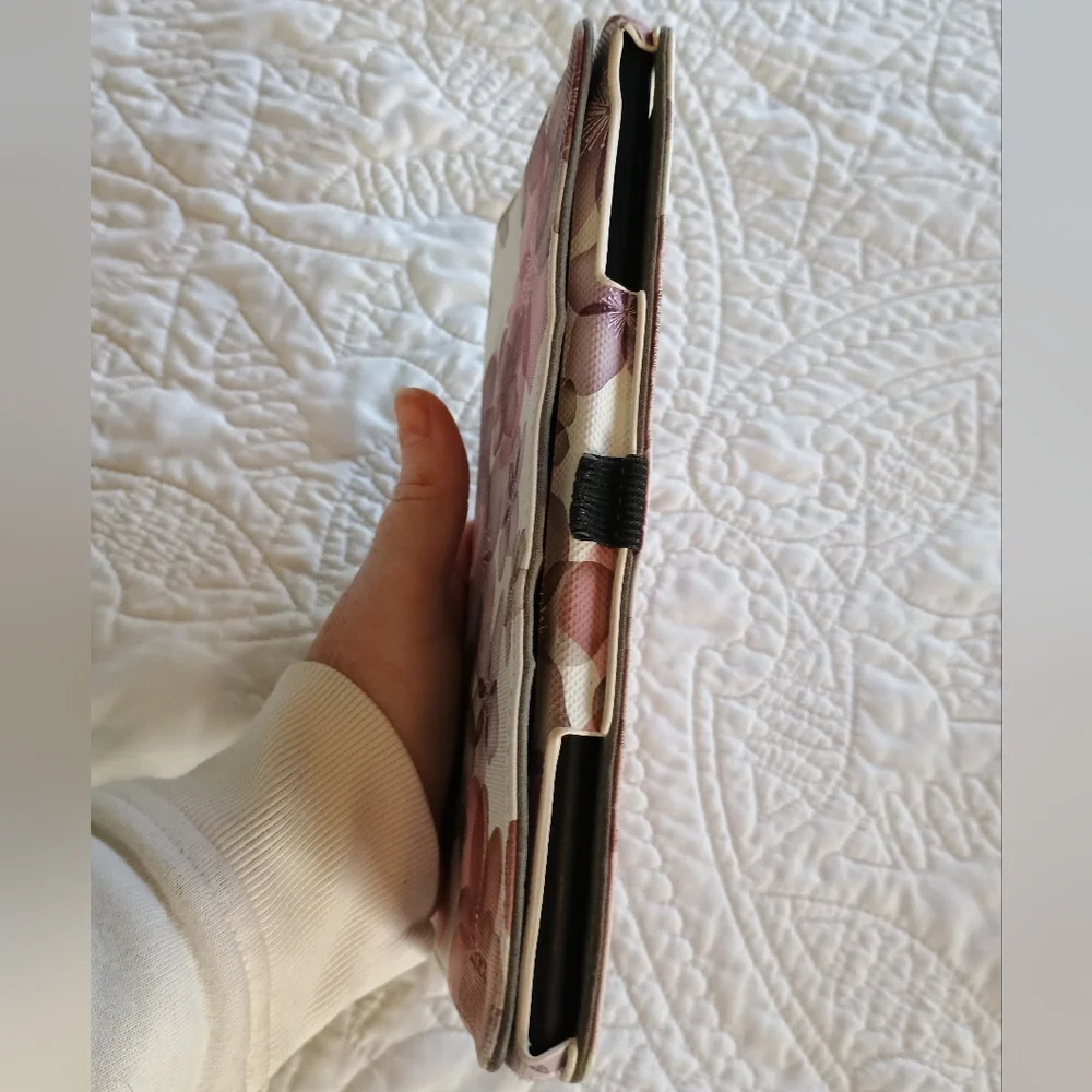 Amazon Fire HD 8 (7th Generation) tablet & Floral Case.